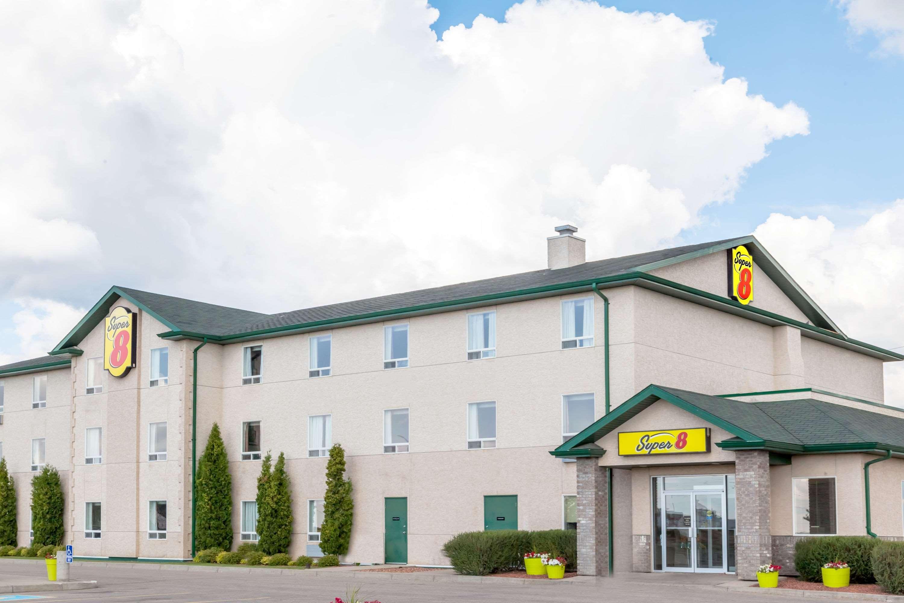Super 8 By Wyndham Prince Albert Exteriör bild