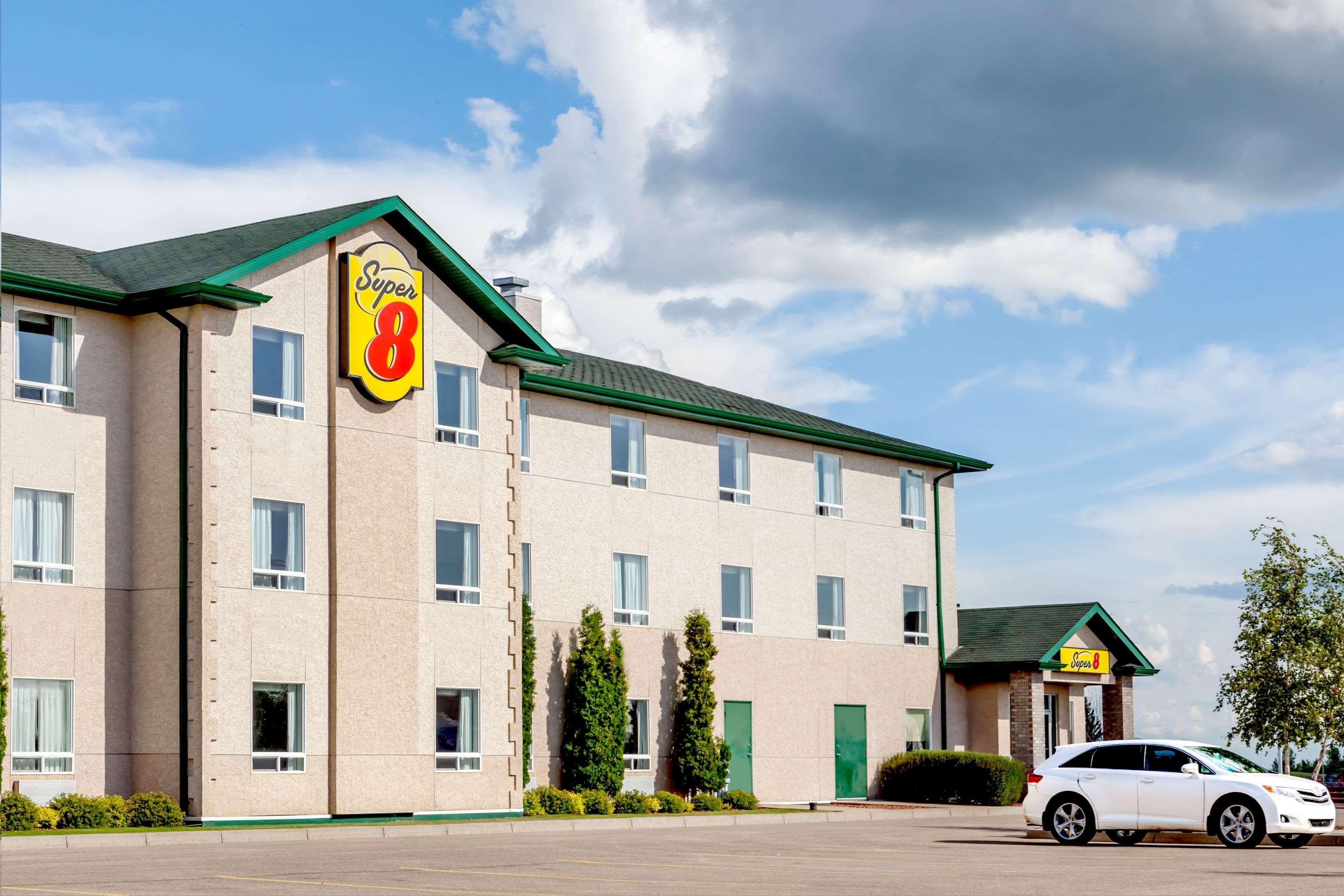 Super 8 By Wyndham Prince Albert Exteriör bild