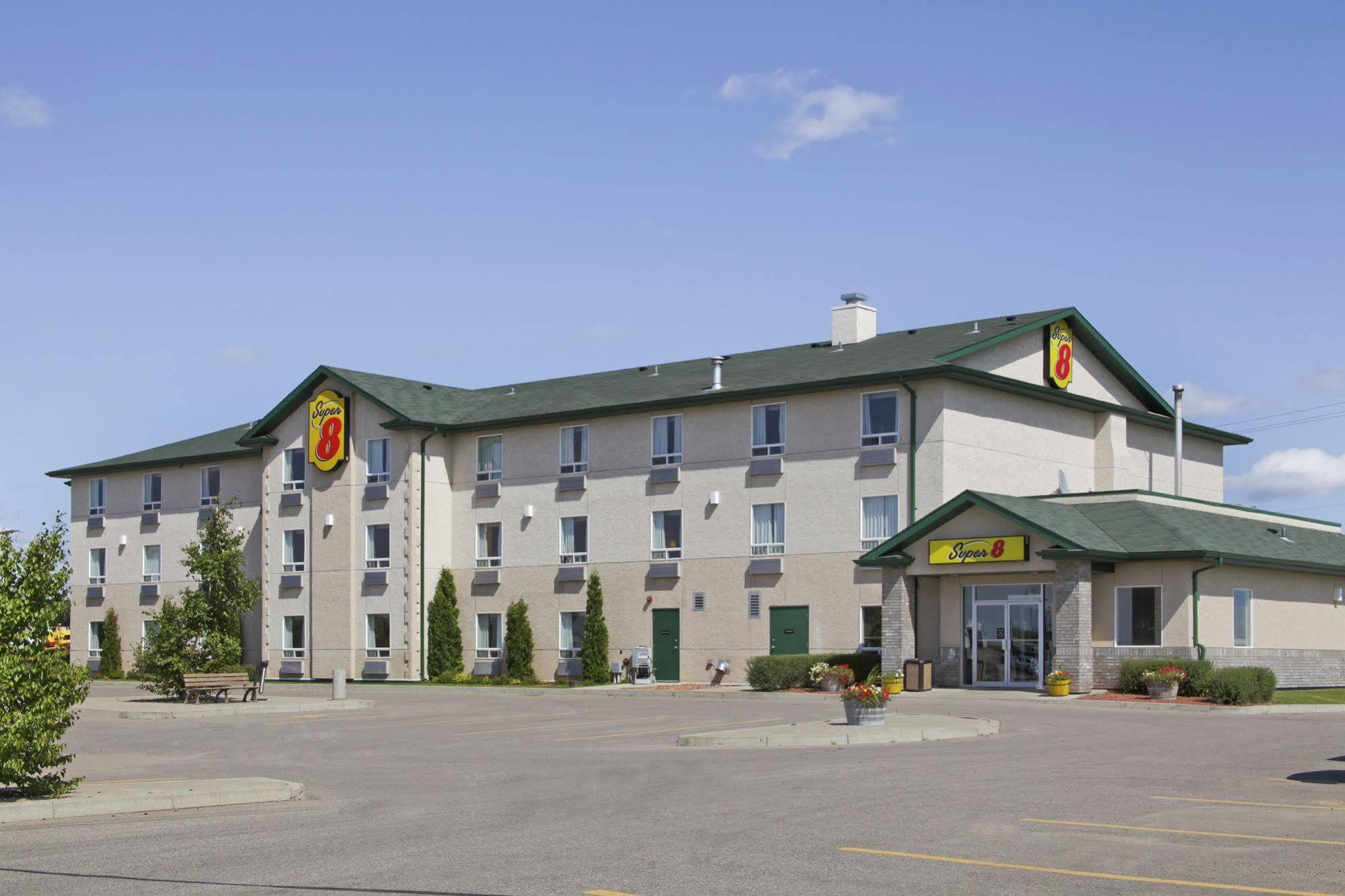Super 8 By Wyndham Prince Albert Exteriör bild